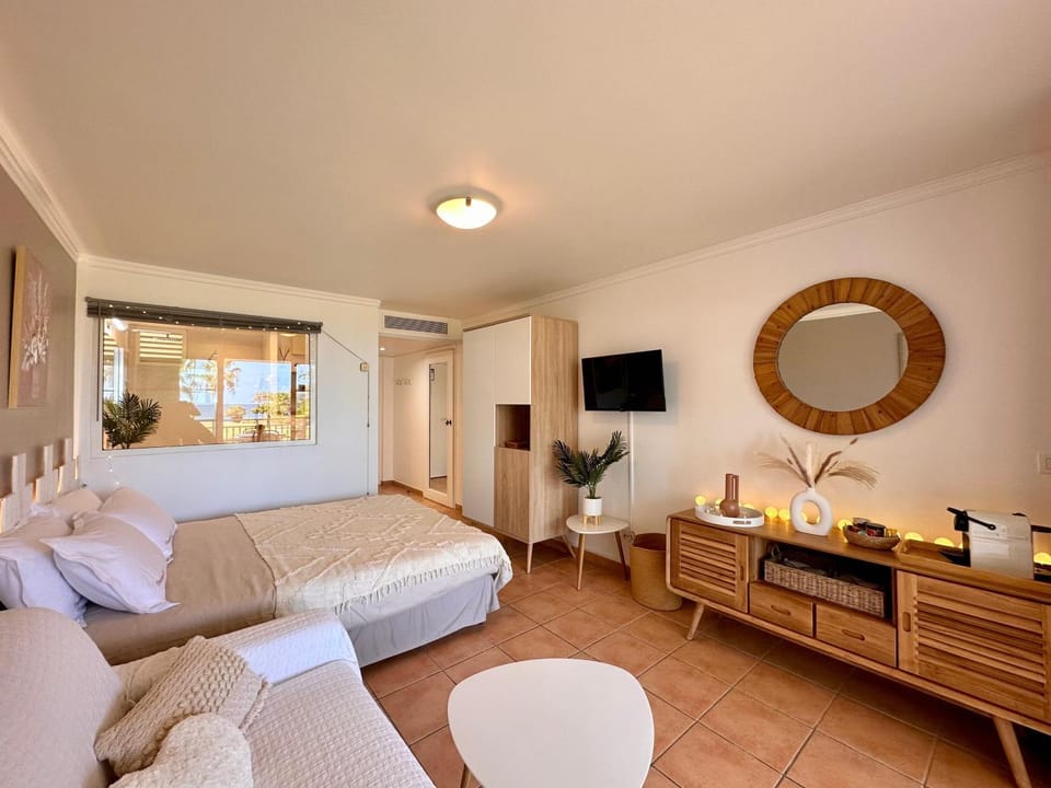 Bed, TV and multimedia, Living room, Photo of the whole room, Bedroom