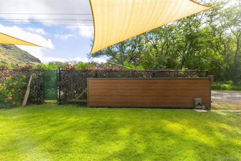 Charming Country Cottage just a few steps from the beach! House in Makaha