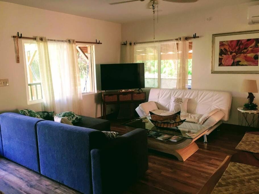Charming Country Cottage just a few steps from the beach! House in Makaha