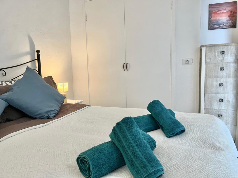 Bedroom, towels, wardrobe