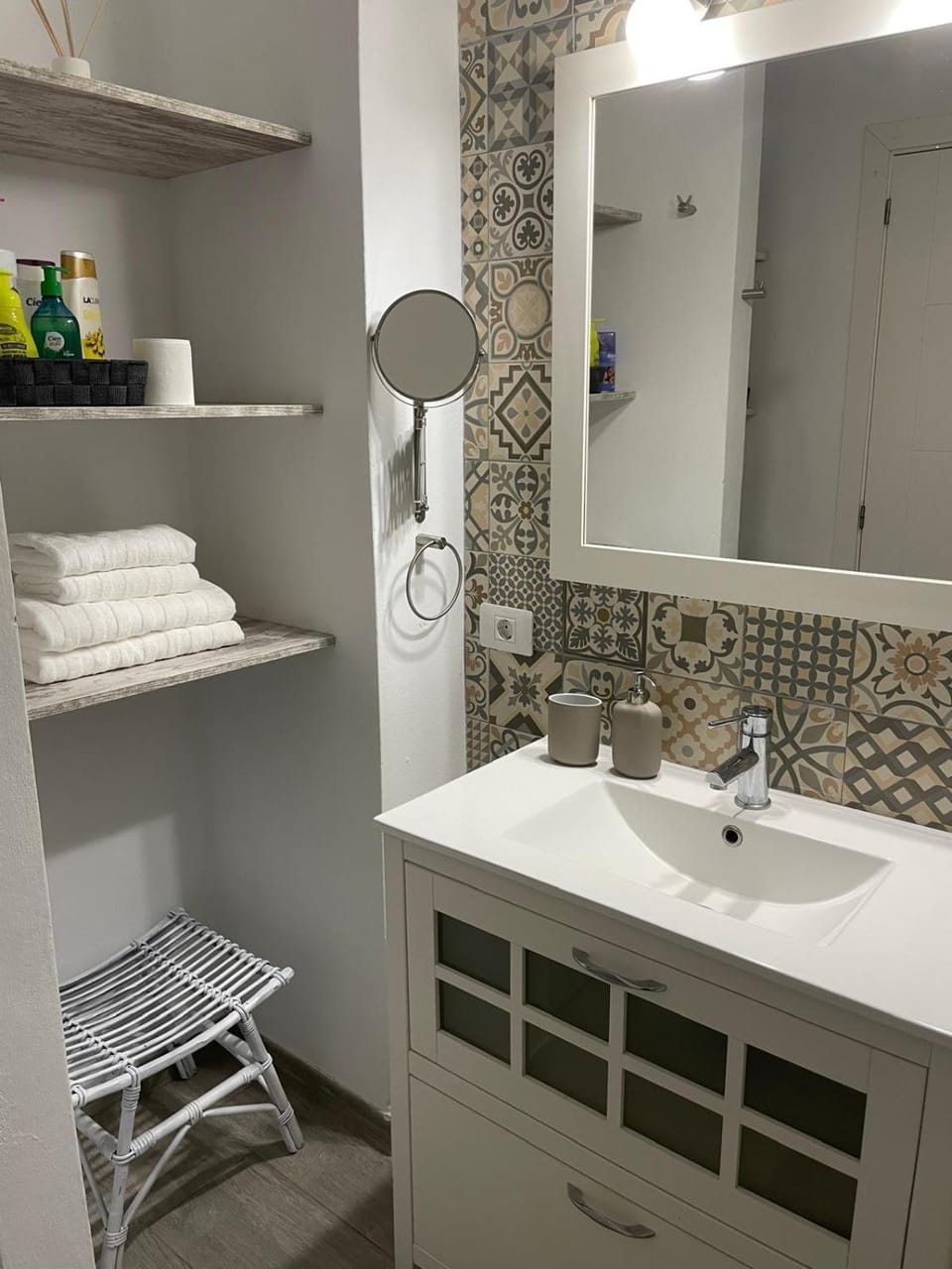 Bathroom, towels