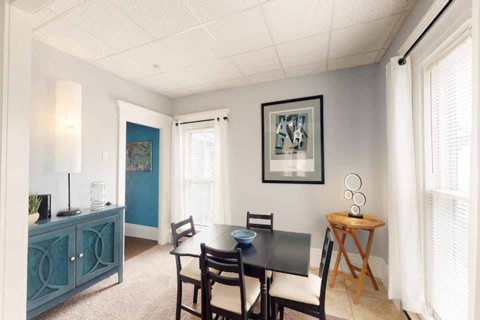 Seating area, Dining area