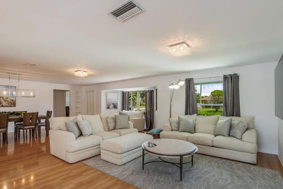 Follow the Palms House in Naples Park