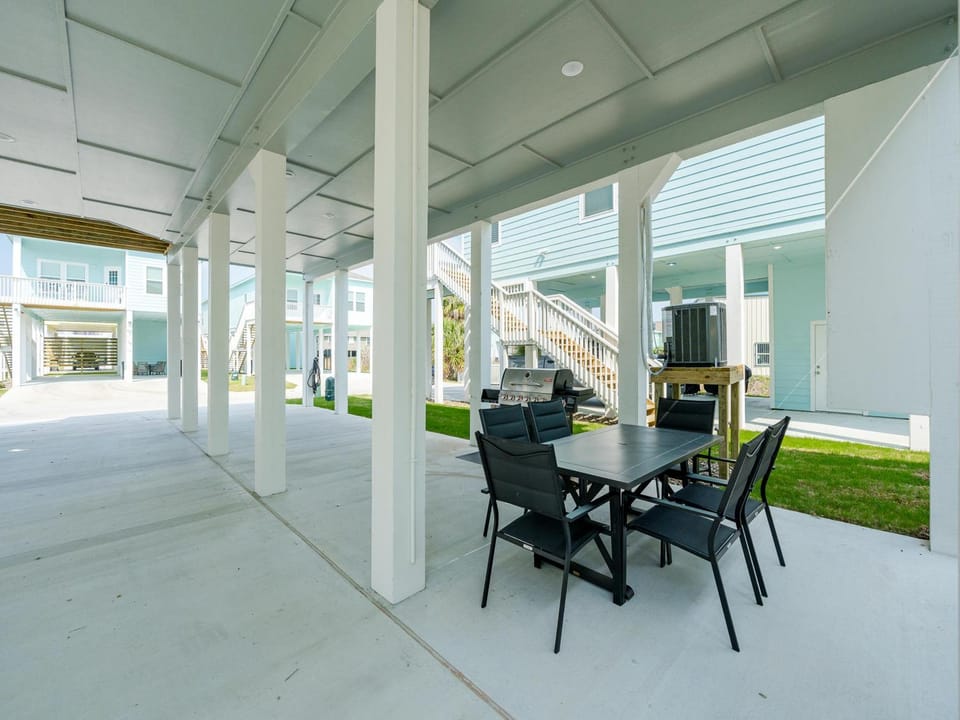 Patio, BBQ facilities, Seating area, Parking, furniture