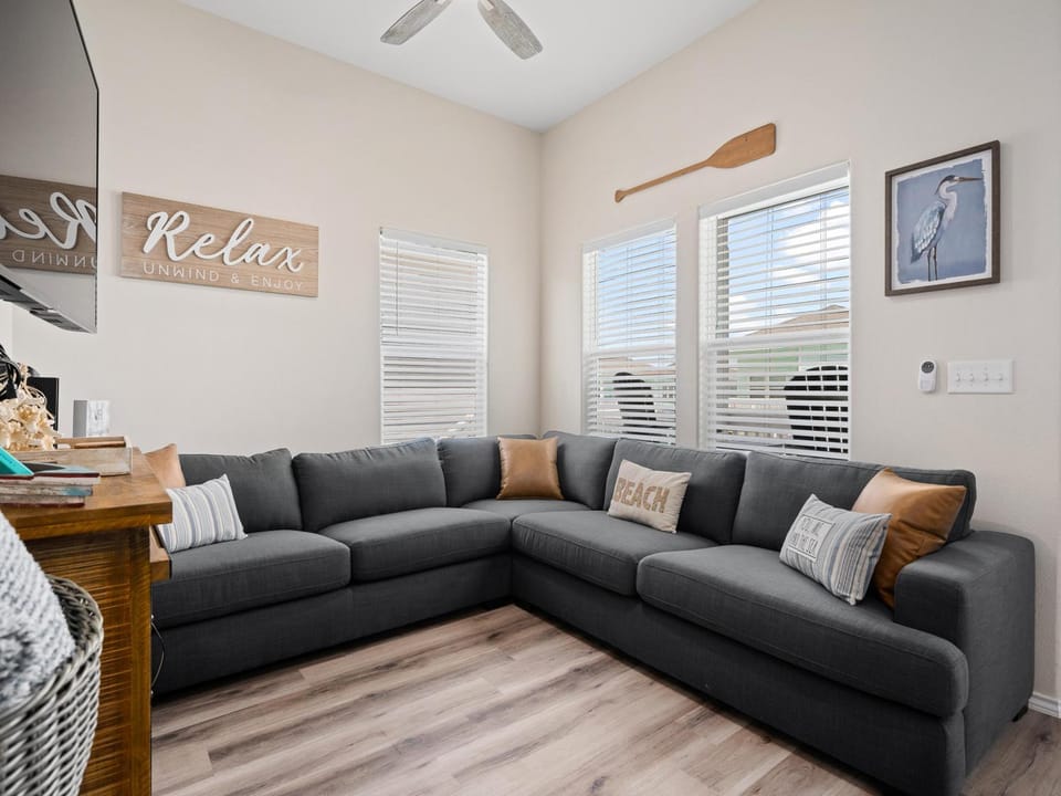 Living room, Seating area, furniture