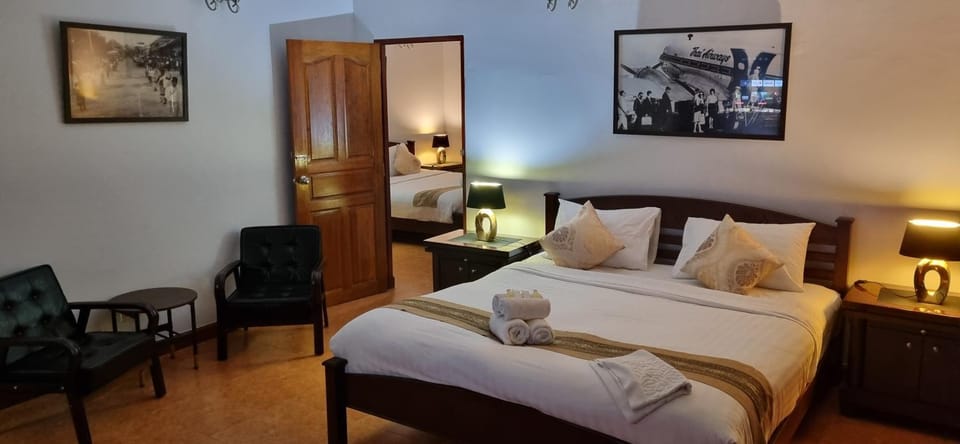 Bed, Living room, Photo of the whole room, Seating area, Bedroom