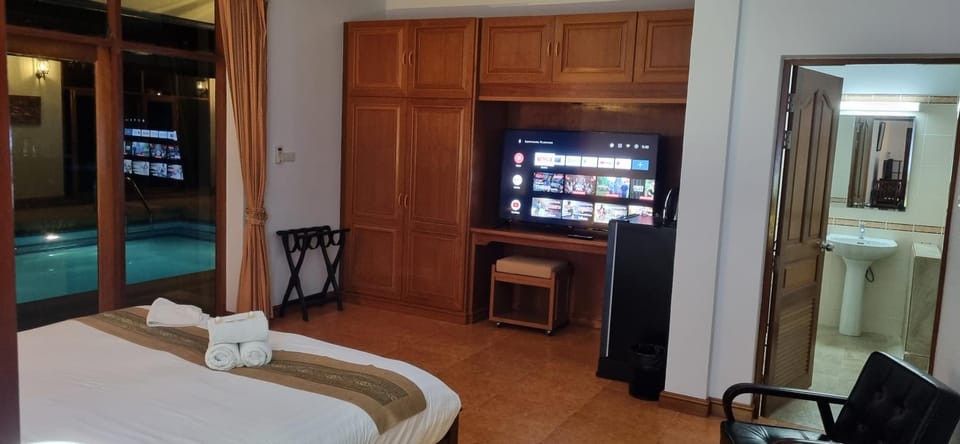 Bed, TV and multimedia, Photo of the whole room, Bedroom