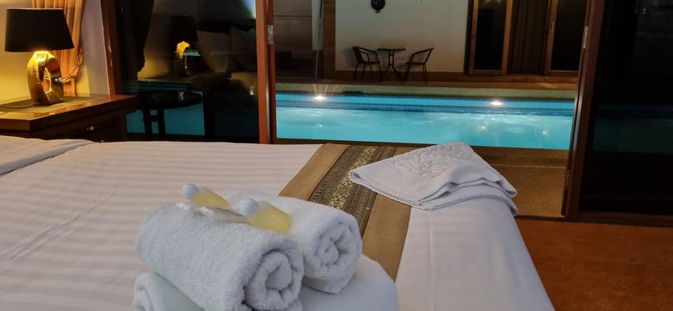 Bed, Photo of the whole room, Bedroom, Pool view, Swimming pool, towels