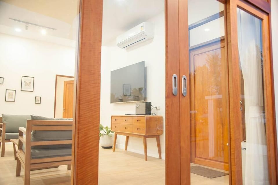 Communal lounge/ TV room, TV and multimedia, Living room, air conditioner