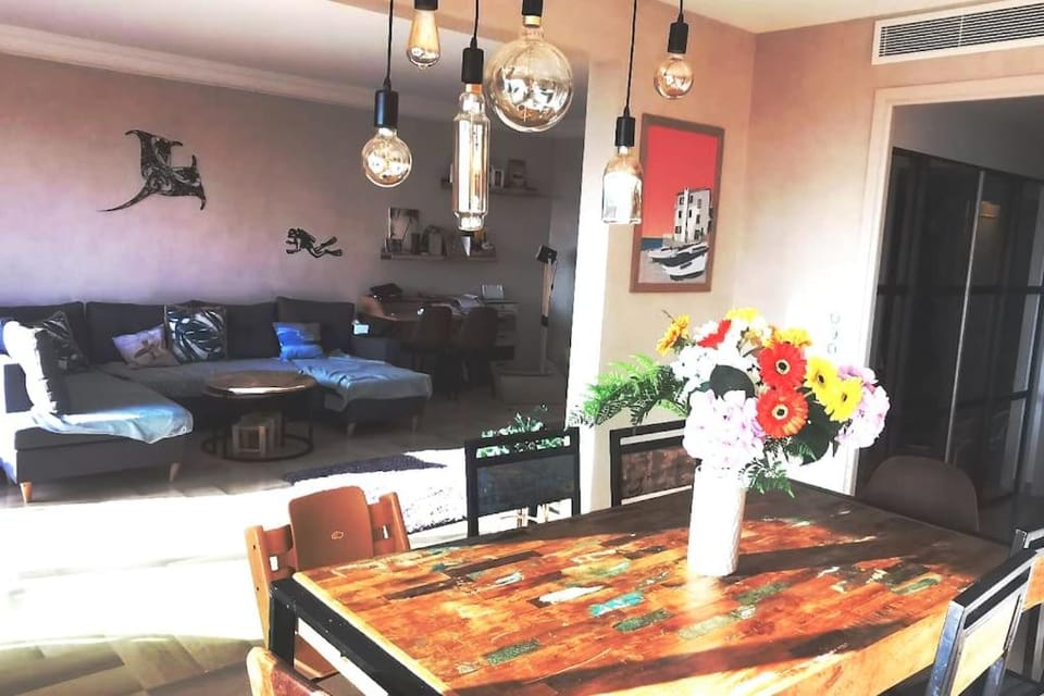 Appartement Nice CENTRE vue Mer avec piscine pour FAMILLE, couple d'amis pas de groupes de jeunes autorisés Apartment in Nice