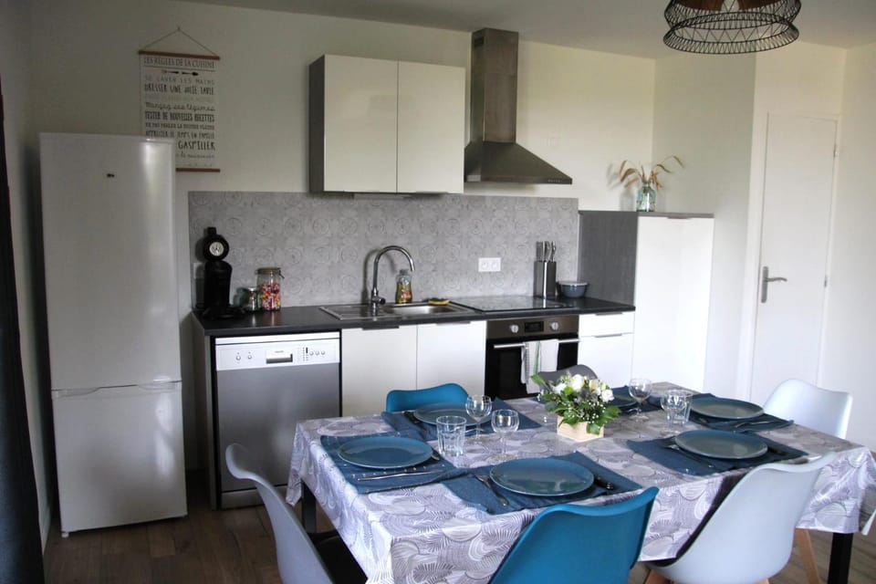 Kitchen or kitchenette, Dining area, stove