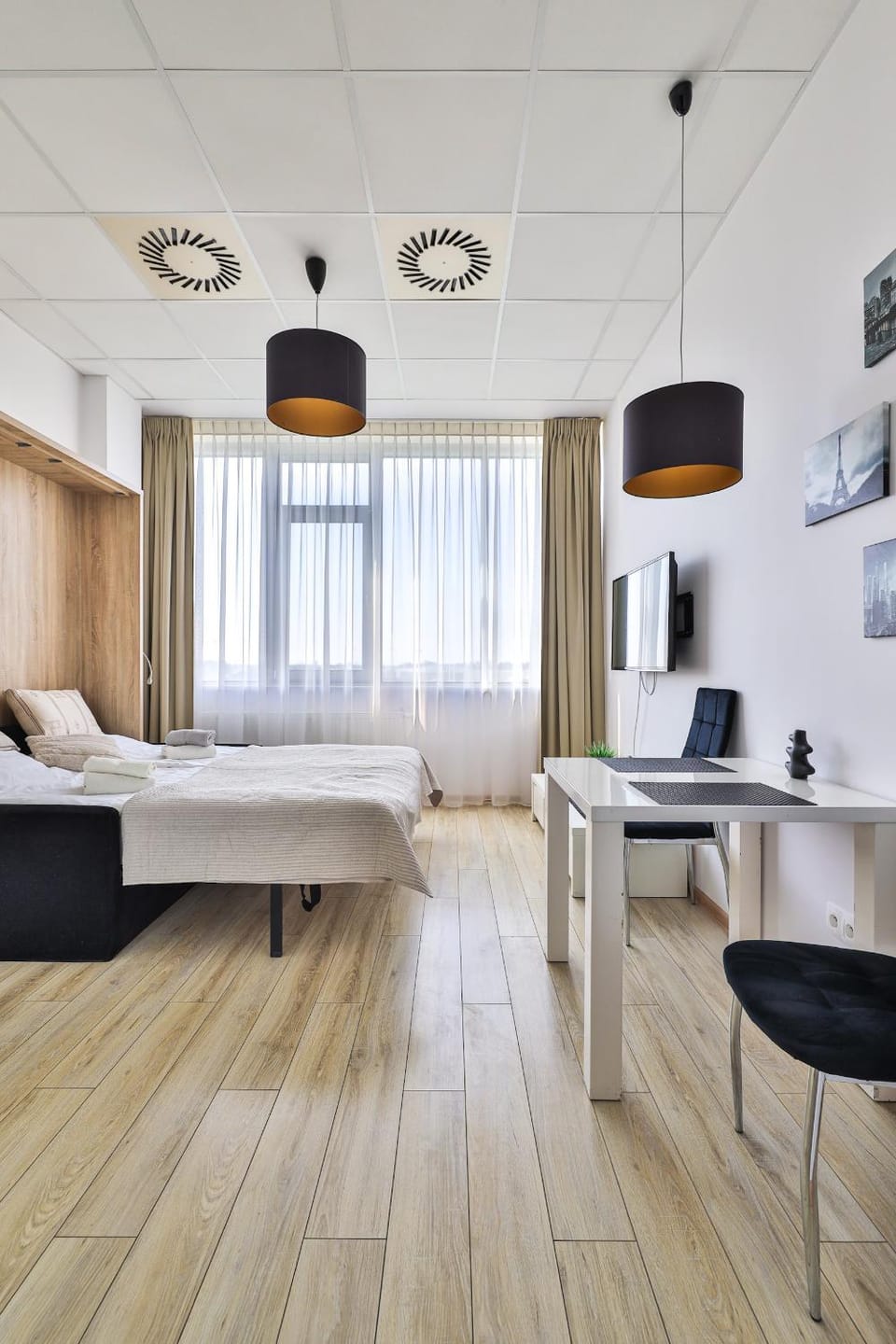 Bed, TV and multimedia, Photo of the whole room, Bedroom