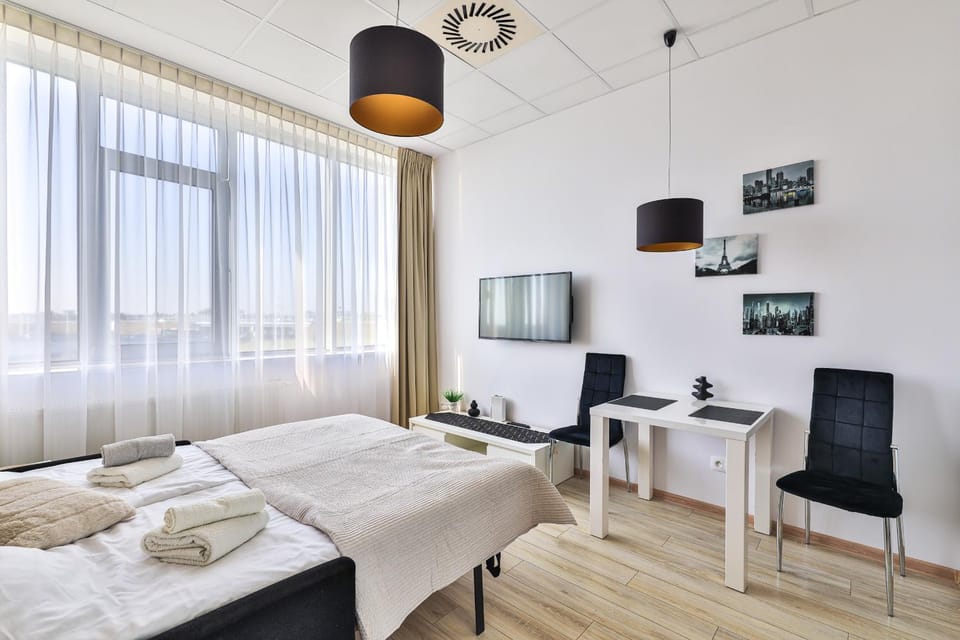 Bed, TV and multimedia, Photo of the whole room