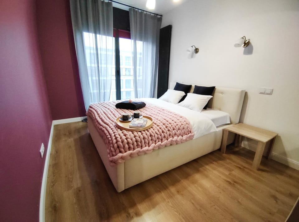 Bed, Photo of the whole room, Seating area, Bedroom, towels