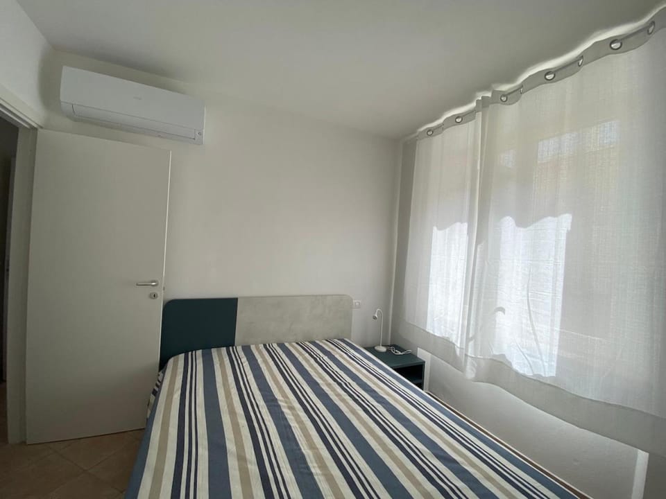 Bed, Photo of the whole room, Bedroom, air conditioner