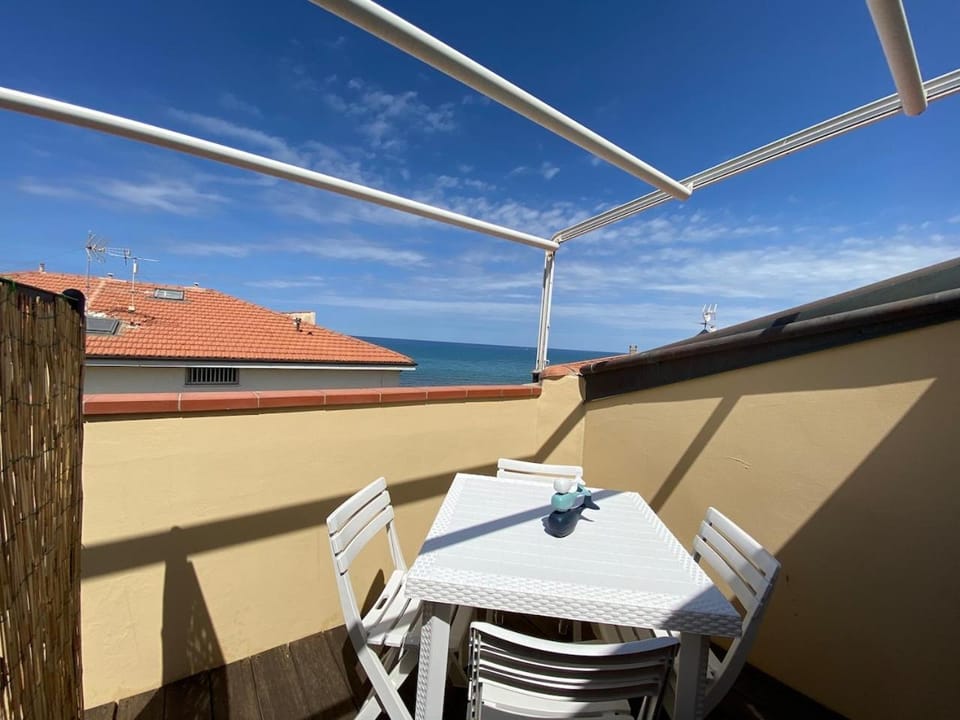 View (from property/room), Balcony/Terrace, Dining area, Sea view