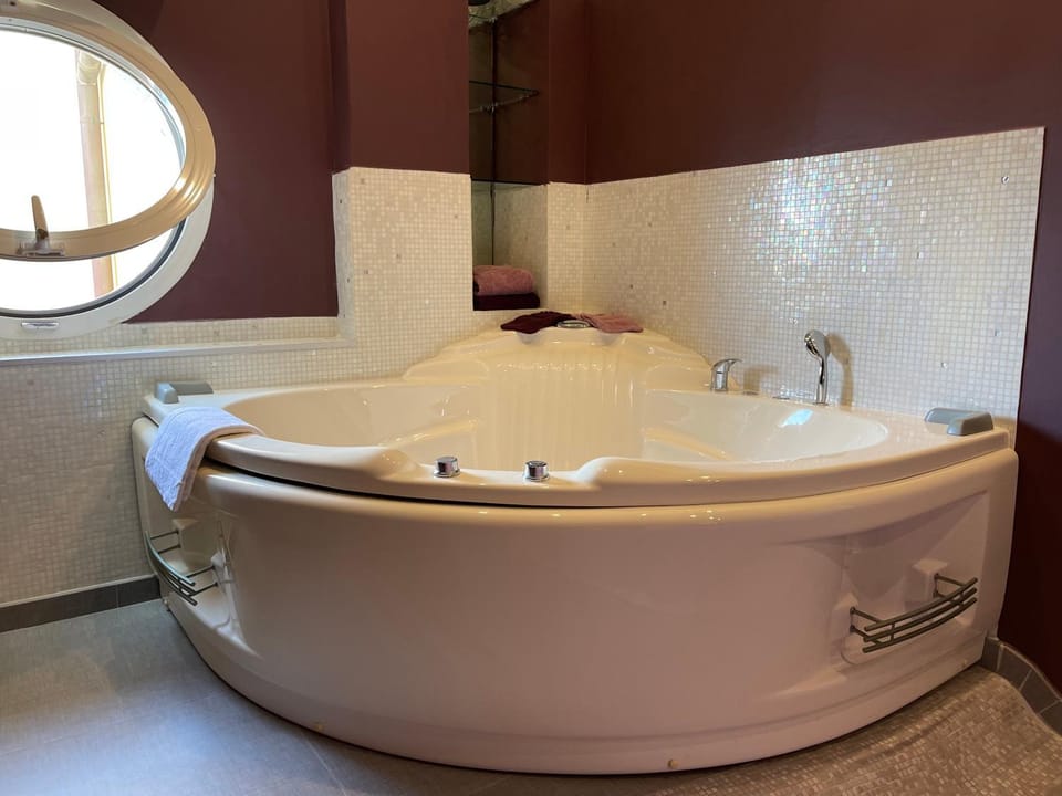 Hot Tub, Bath