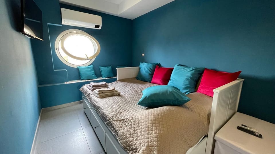 Bed, TV and multimedia, Photo of the whole room, Bedroom, air conditioner