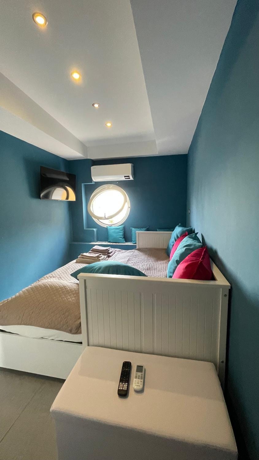 Bed, TV and multimedia, Bedroom