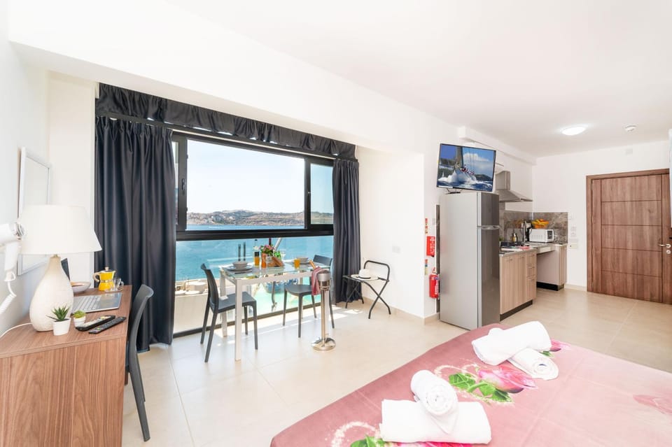 Photo of the whole room, Bedroom, Sea view