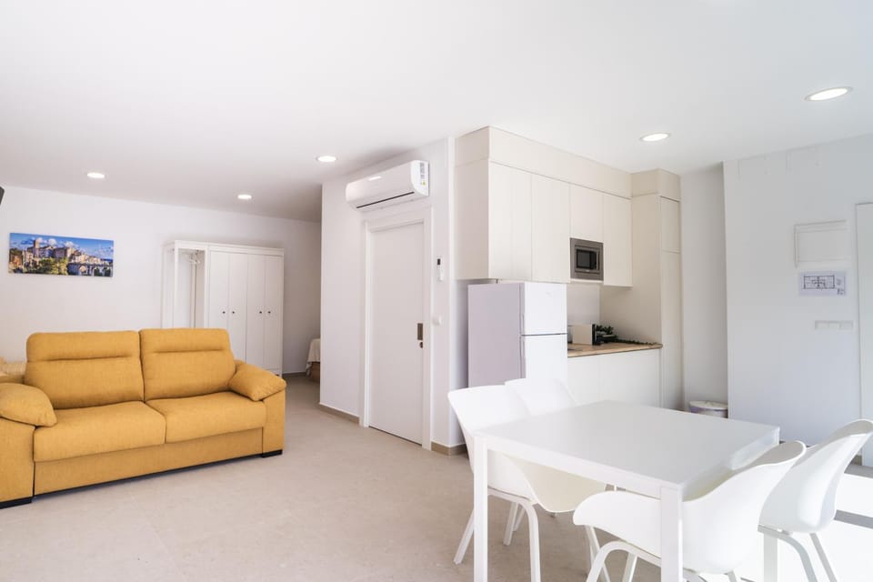 TV and multimedia, Kitchen or kitchenette, Living room, Dining area, air conditioner