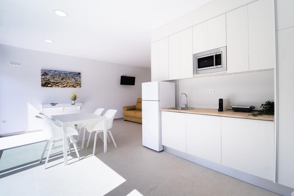 Coffee/tea facilities, Kitchen or kitchenette, Living room, Dining area, stove, toaster