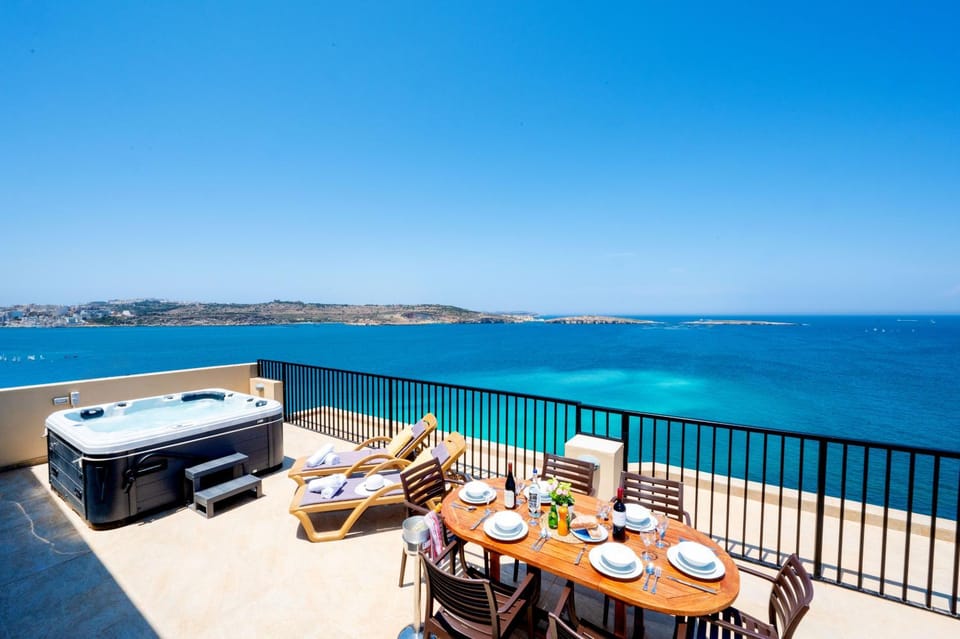 Hot Tub, Balcony/Terrace, Dining area, Sea view