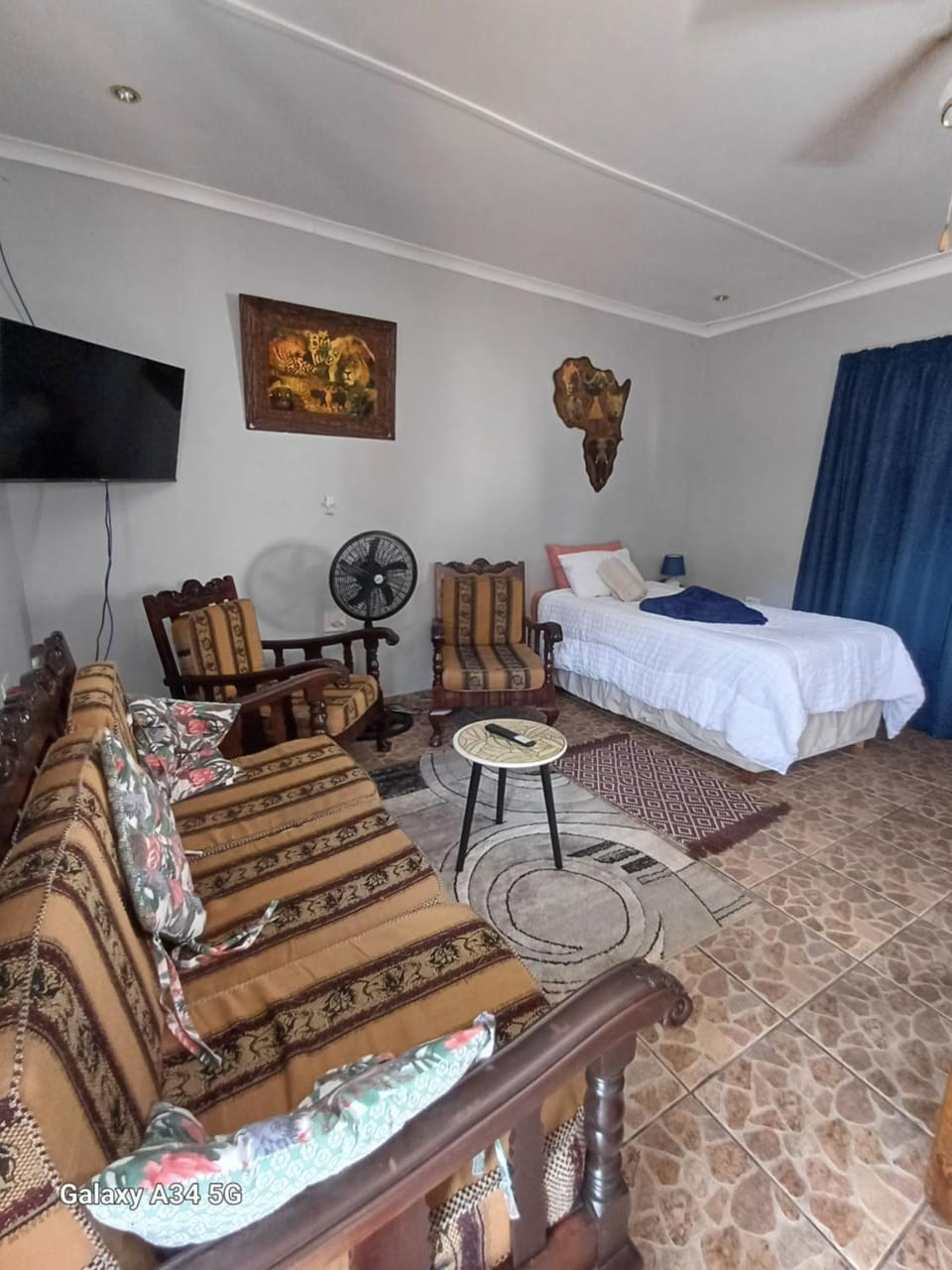 Bed, TV and multimedia, Living room, Photo of the whole room, Seating area