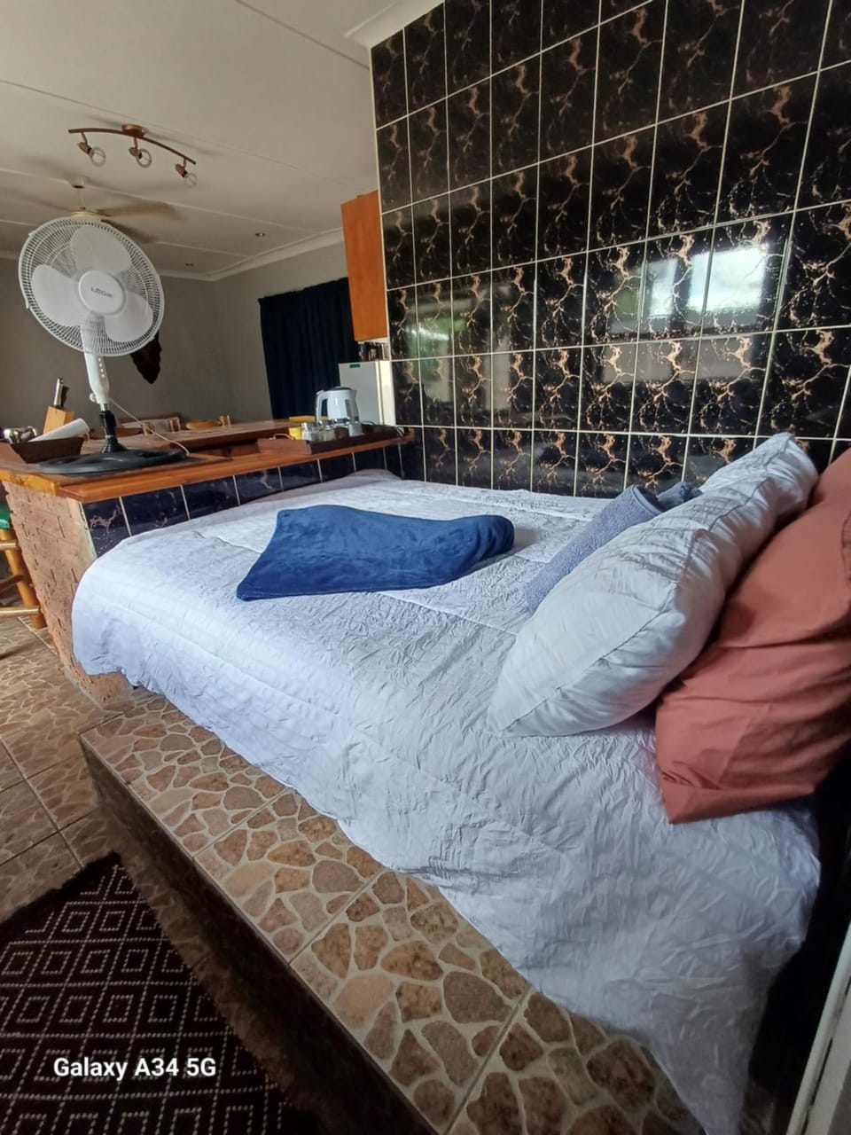 Bed, towels