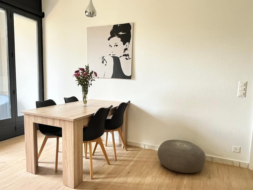 Photo of the whole room, Dining area, Lunch
