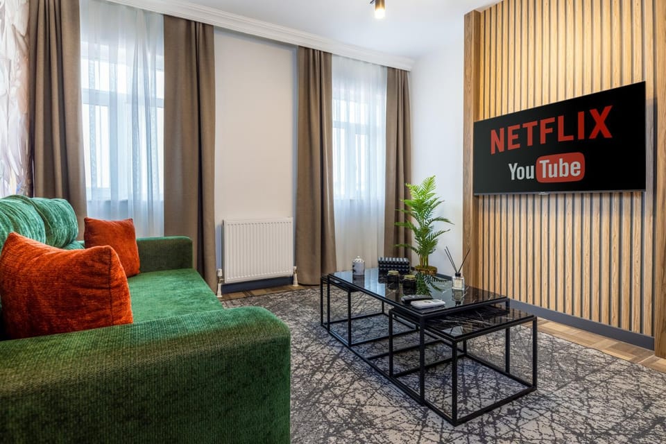 Communal lounge/ TV room, TV and multimedia, Living room, Seating area, Evening entertainment