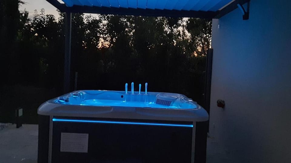 Hot Tub, Hot Tub