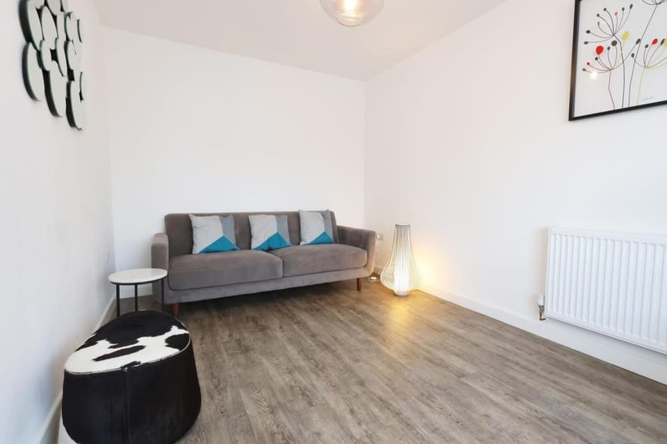 3BR Home 3 Parking Near Cardiff Bay City Centre and Stadium House in Cardiff