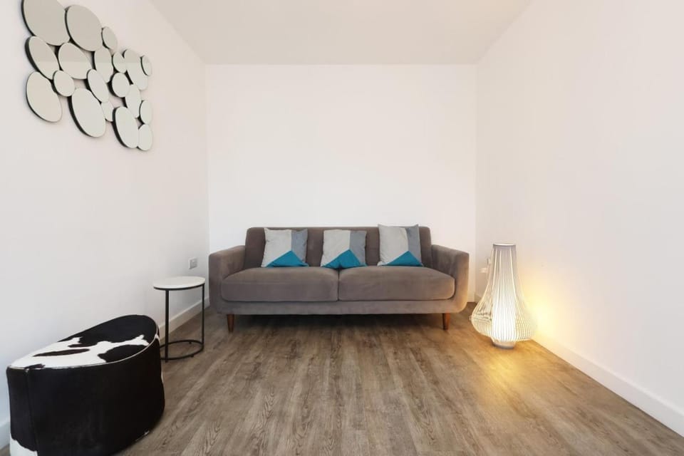 3BR Home 3 Parking Near Cardiff Bay City Centre and Stadium House in Cardiff