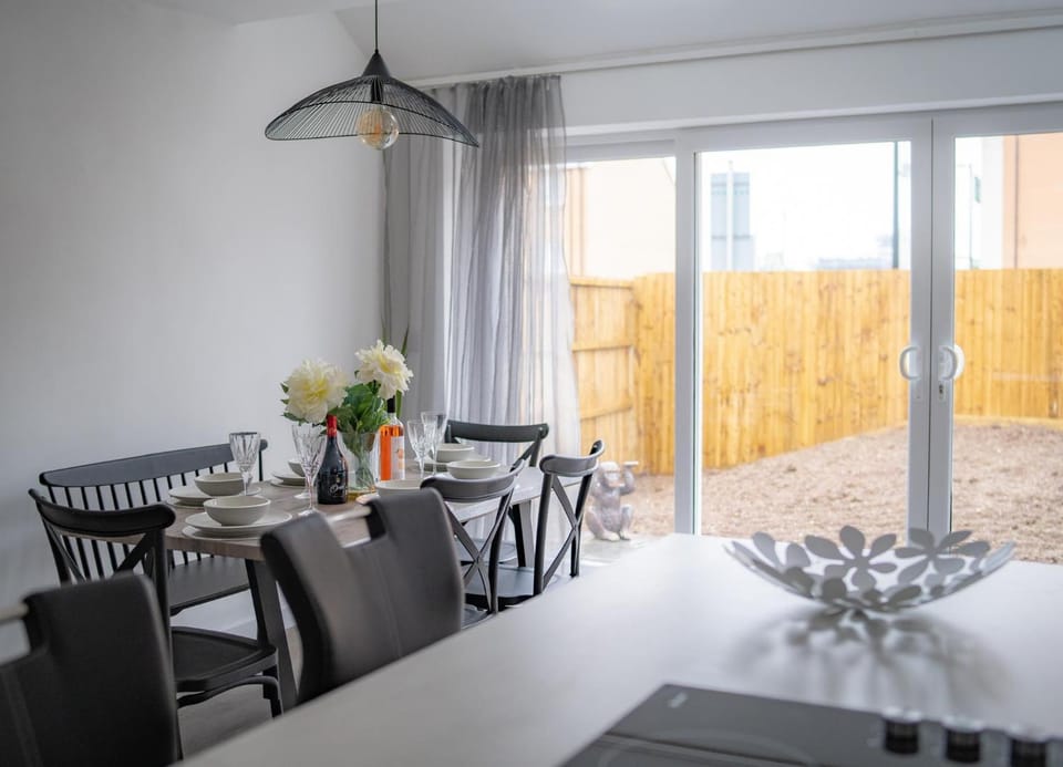 3BR Home 3 Parking Near Cardiff Bay City Centre and Stadium House in Cardiff