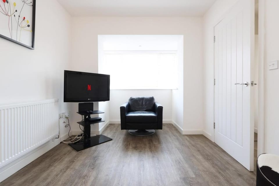3BR Home 3 Parking Near Cardiff Bay City Centre and Stadium House in Cardiff