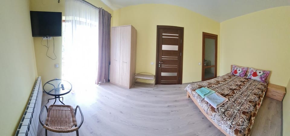 Bed, TV and multimedia, Photo of the whole room, Bedroom