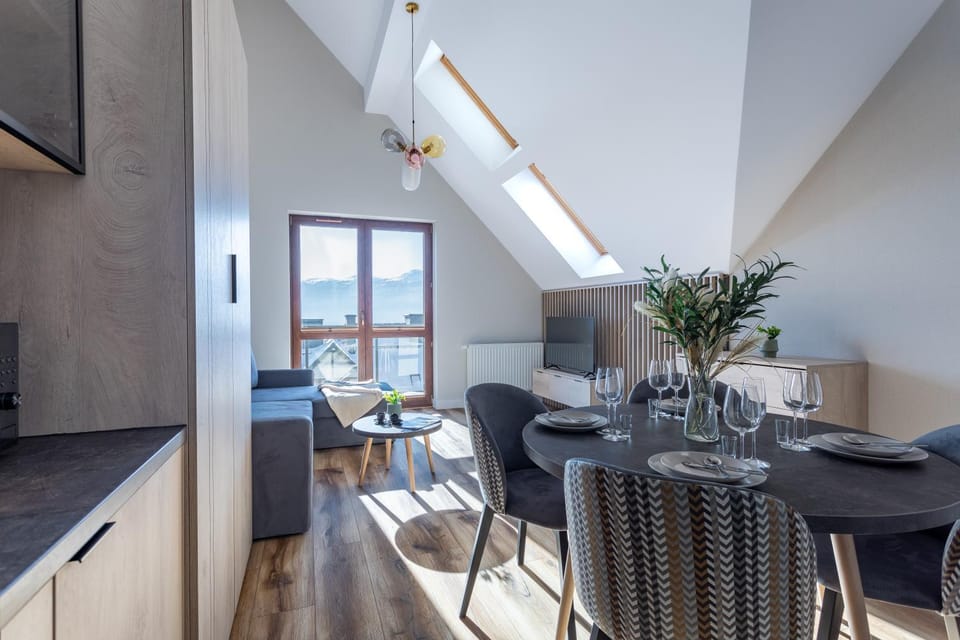TV and multimedia, Seating area, Dining area, Mountain view