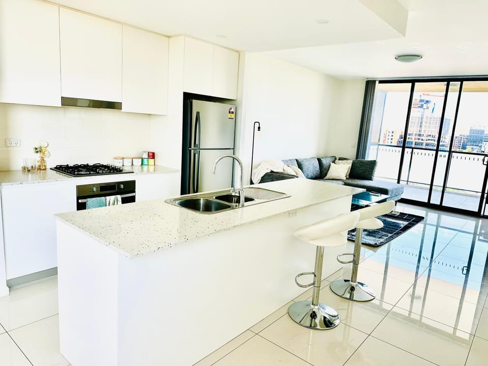 Modern 2 bedroom & 2 bathroom apartment with stunning Sydney CBD & Skyline Views! Apartment in Sydney