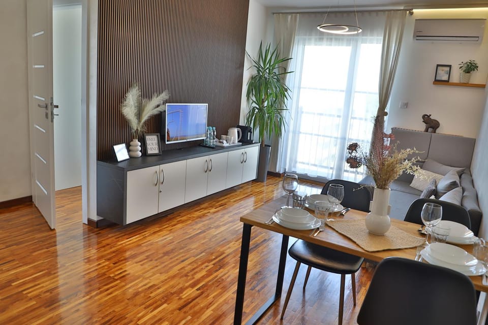 TV and multimedia, Kitchen or kitchenette, Living room, Seating area, Dining area, air conditioner