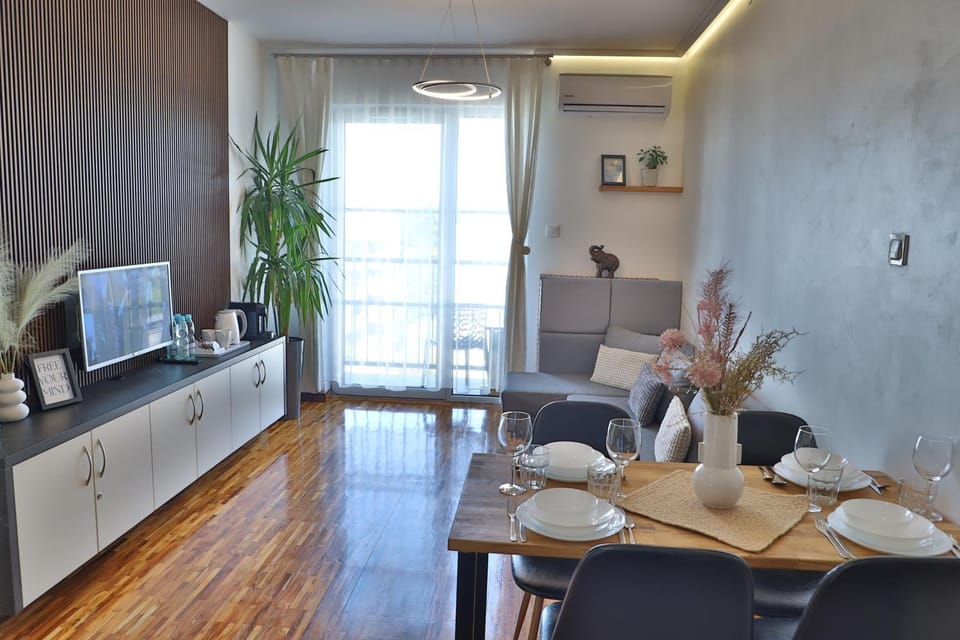 TV and multimedia, Coffee/tea facilities, Kitchen or kitchenette, Living room, Seating area, Dining area, minibar, air conditioner