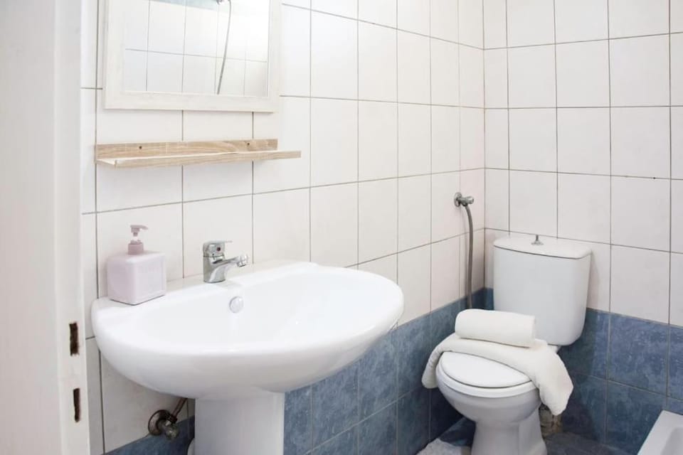 Toilet, Bathroom, towels