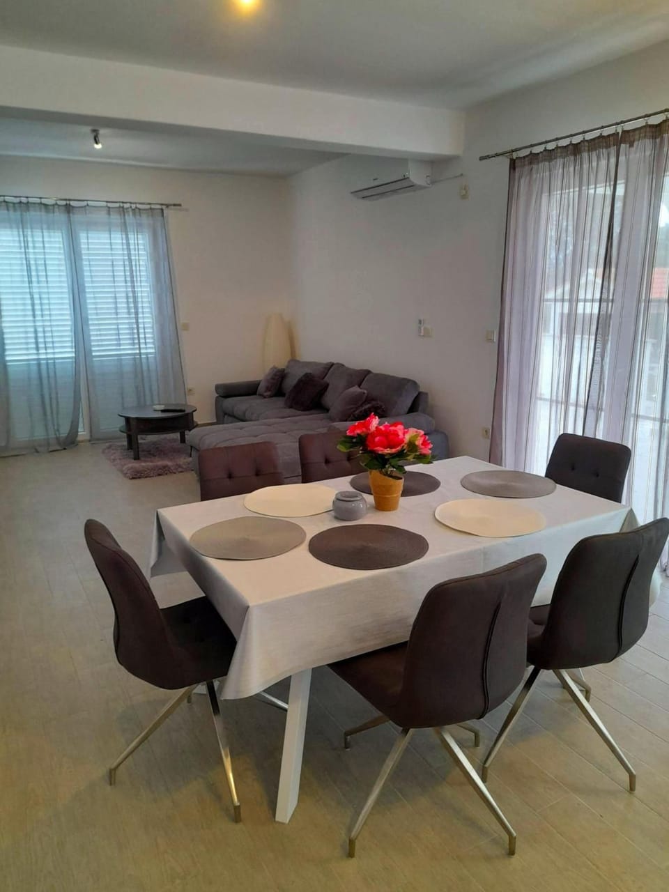 Living room, Seating area, Dining area, air conditioner