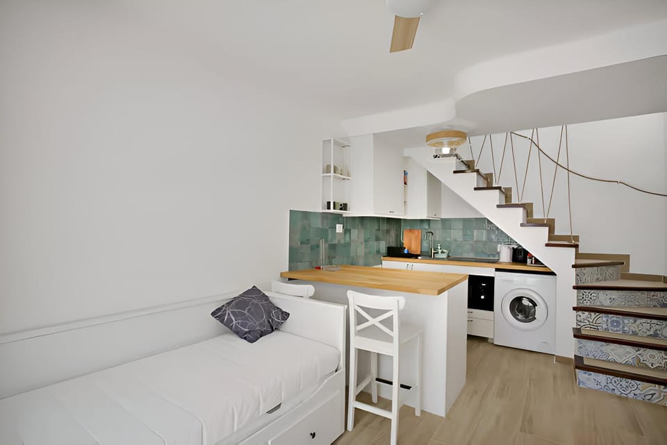 Kitchen or kitchenette, Seating area