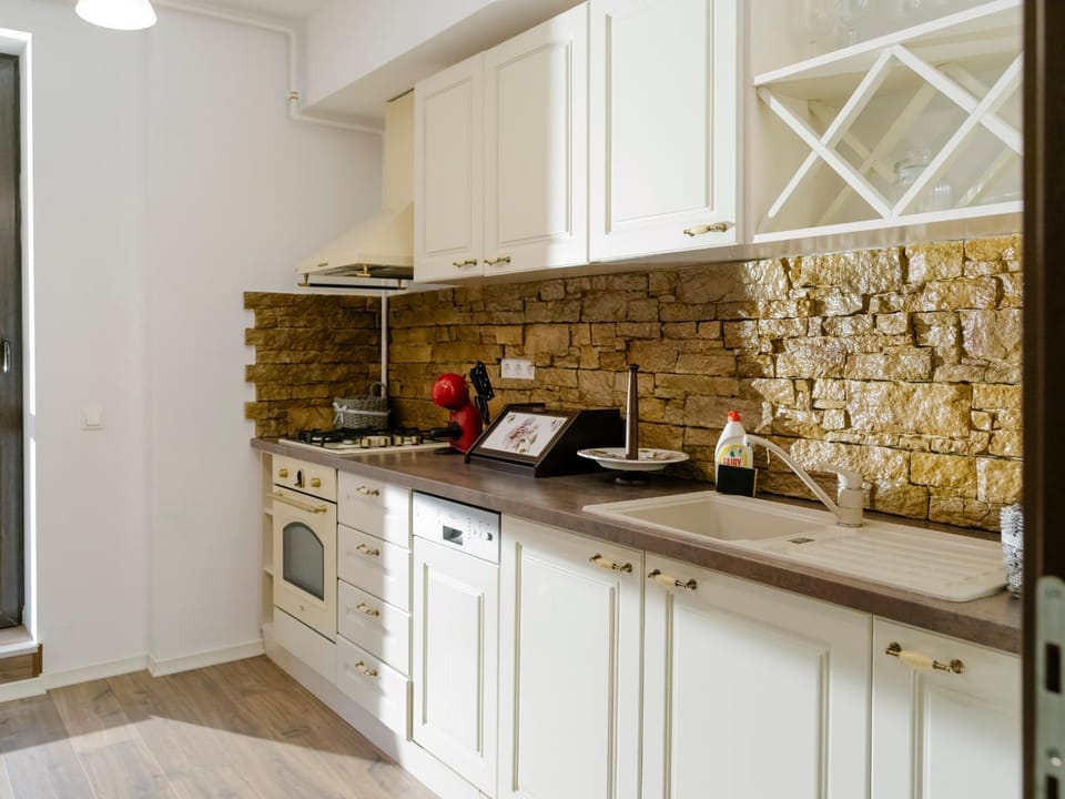 Coffee/tea facilities, Kitchen or kitchenette, oven, stove