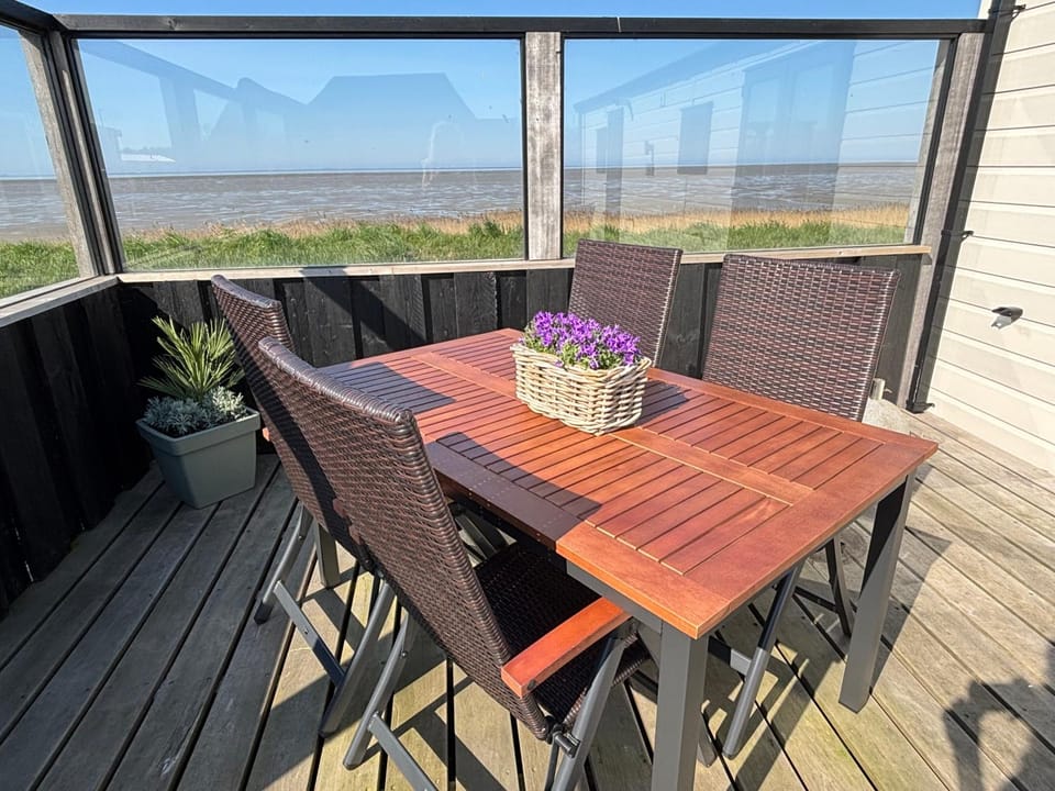 Chalet direct aan Waddenzee Campground/ 
RV Resort in North Holland (province)