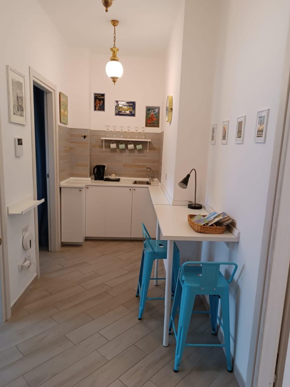 Kitchen or kitchenette, Dining area, stove
