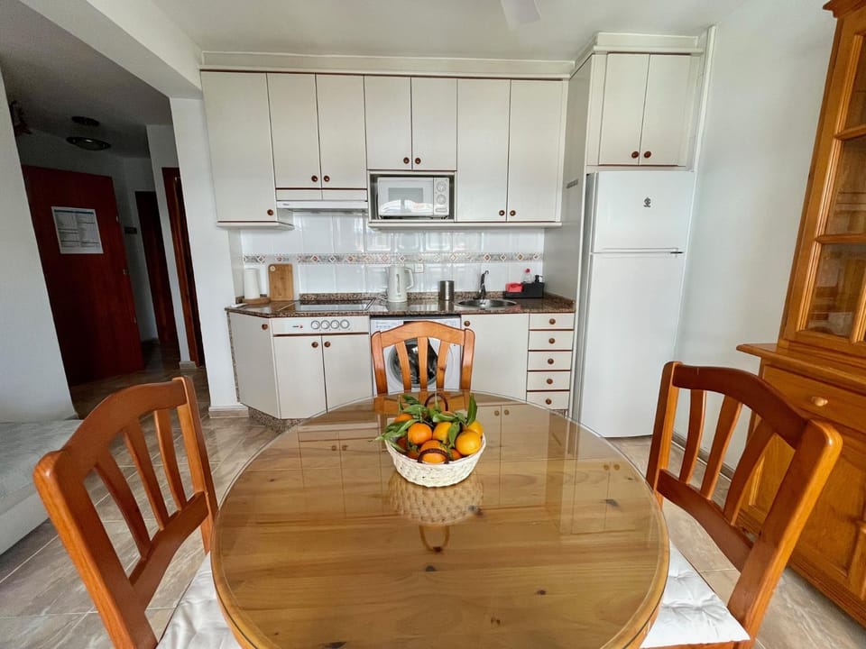 Kitchen or kitchenette, Dining area, minibar, stove