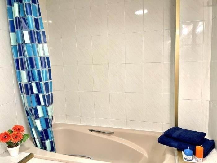 Shower, Bathroom, Bath, towels