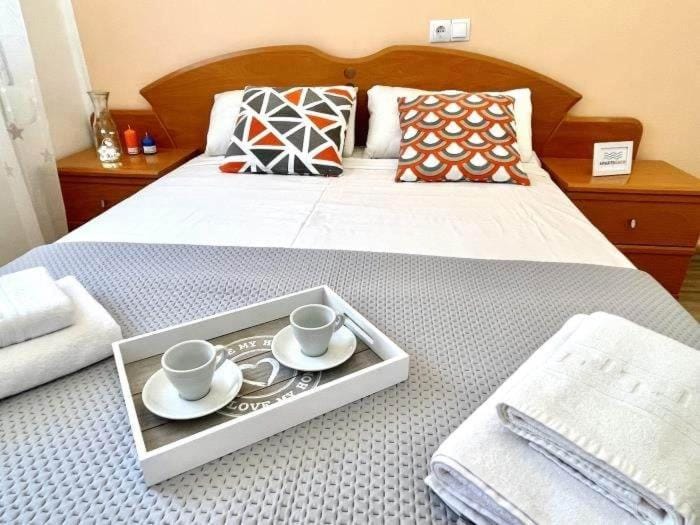 Bed, Photo of the whole room, Seating area, Bedroom